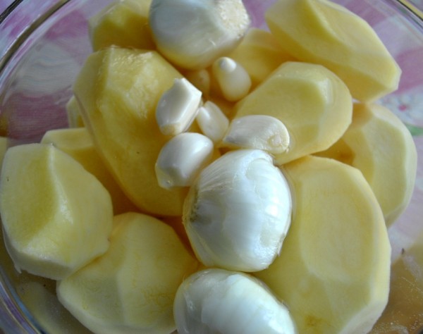 Картофель, лук и чеснок для картофельных оладьев (драников)